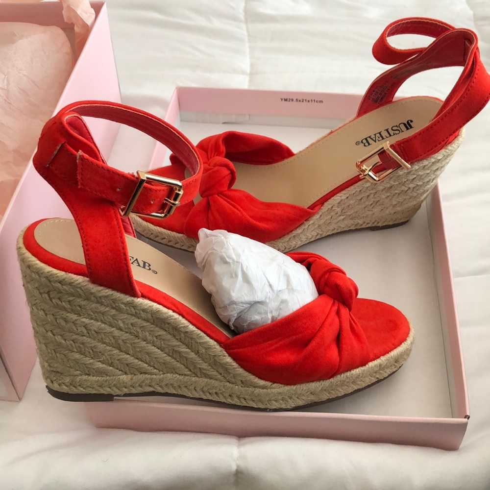 Red/orange wedges